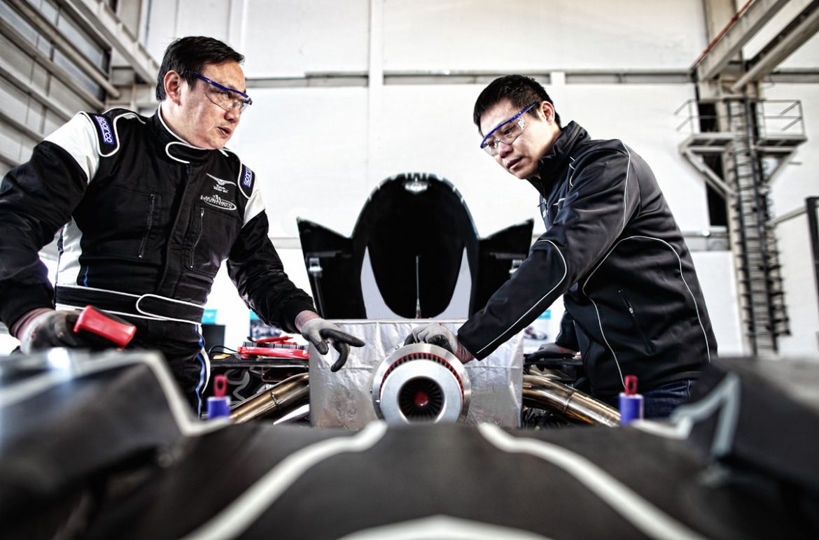 Engineers testen turbine TREV