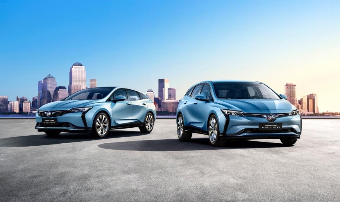 Buick VELITE 6 electric vehicle (right) and Buick VELITE 6 plug-in hybrid electric vehicle (left)