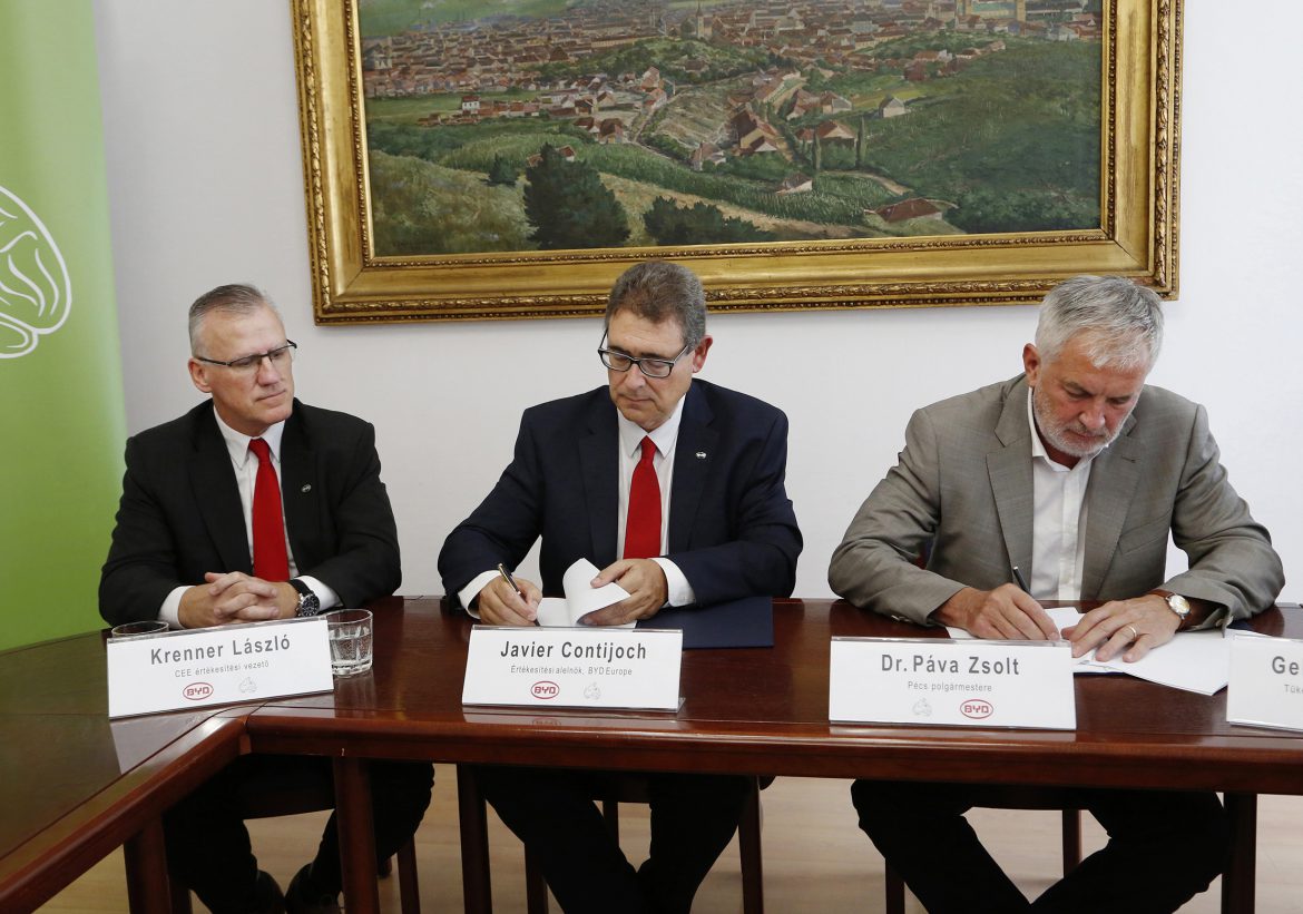 Van links naar rechts: Laszlo Krenner, BYD CEE Sales Representative; Javier Contijoch, BYD Vice-President Sales; en Zsolt Páva, burgemeester van Pécs. Van links naar rechts: Laszlo Krenner, BYD CEE Sales Representative; Javier Contijoch, BYD Vice-President Sales; en Zsolt Páva, burgemeester van Pécs.