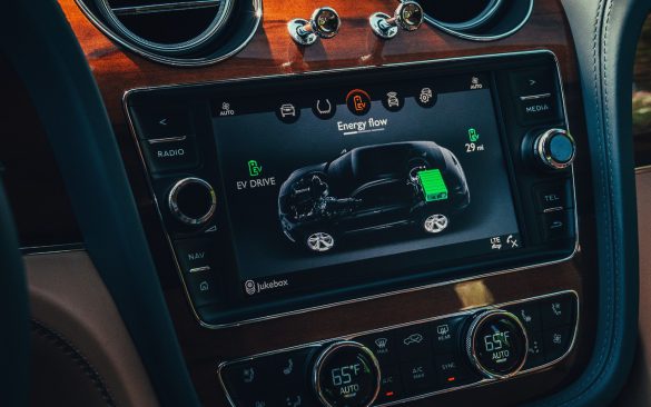 Bentley Bentayga Hybrid - touchscreen