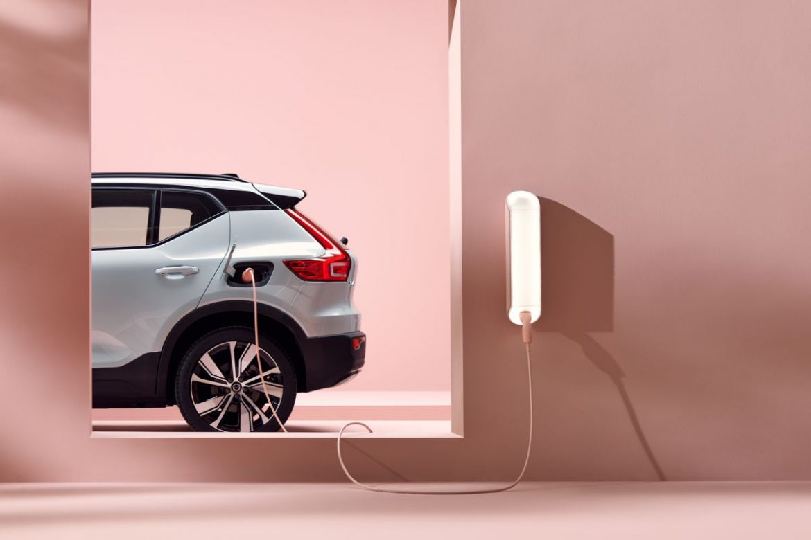 Volvo wil in 2040 volledig klimaatneutraal opereren. Volvo lanceert als onderdeel van hun klimaatplan de nieuwe XC40 Recharge P8.