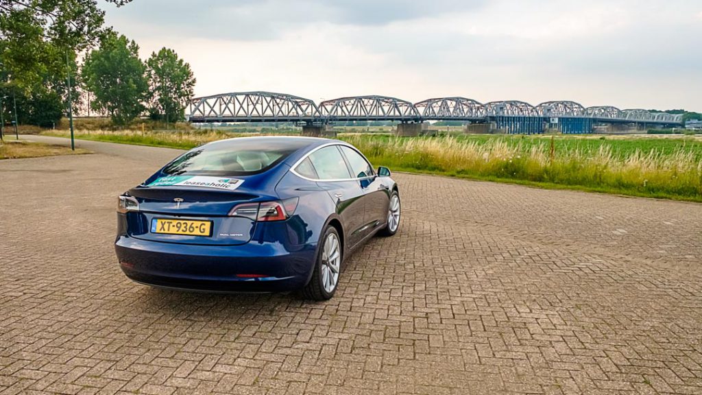 Tesla Model 3 Long Range blauw achterkant