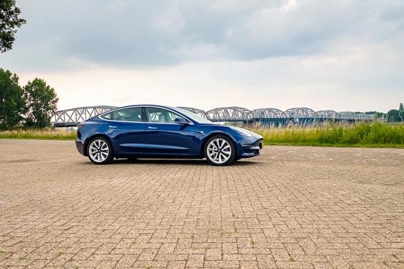 Tesla Model 3 Long Range Dual Motor zijkant