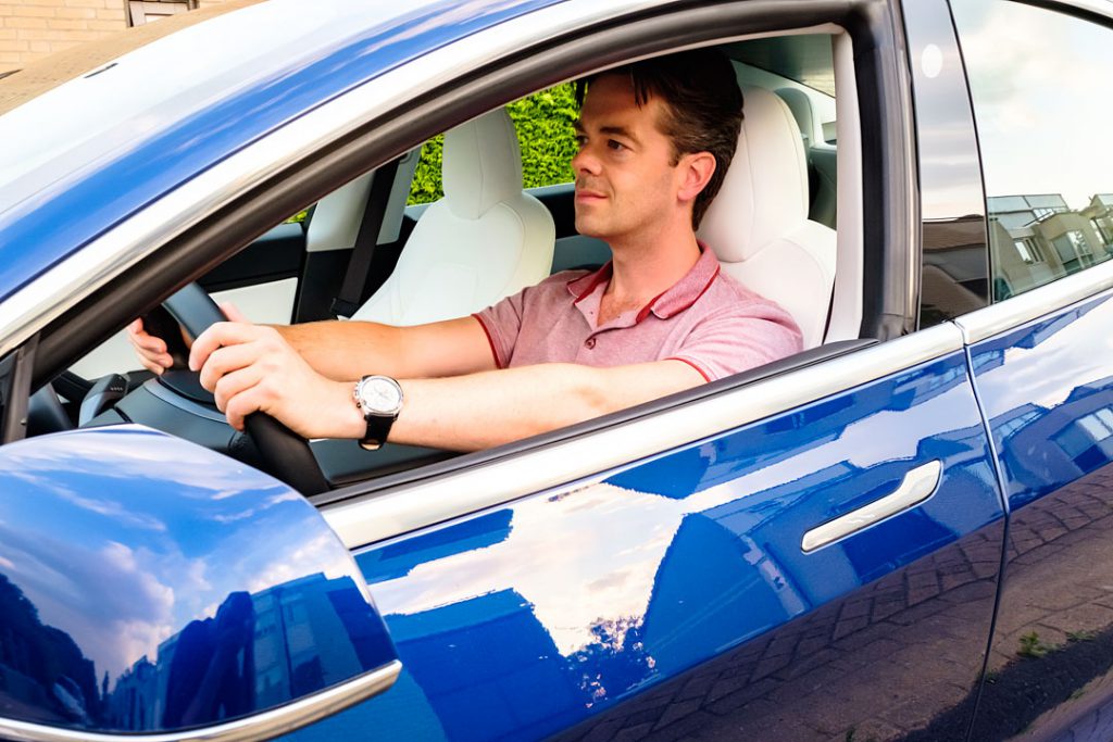 Tesla Model 3 blauw exterieur wit interieur Joeri van Dam