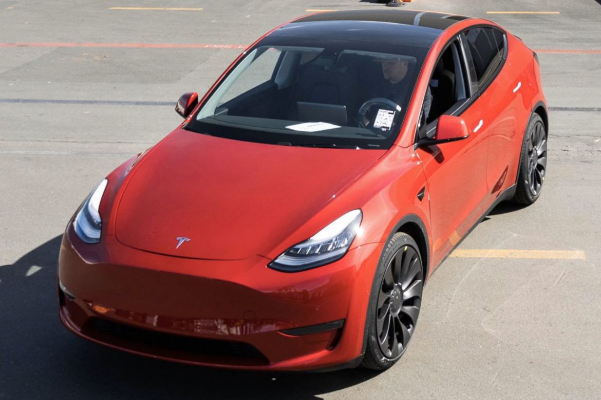 Een rode Tesla Model Y is het miljoenste exemplaar van de autofabrikant.