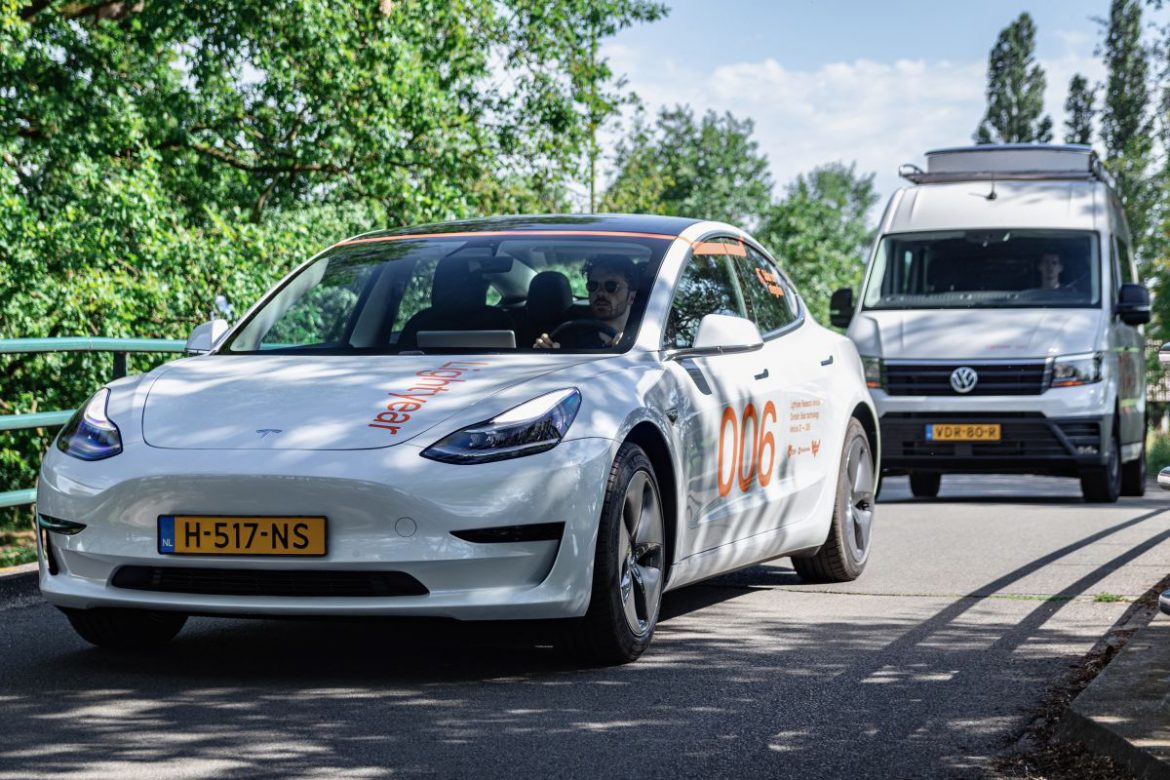 Een Tesla Model 3 en Volkswagen Crafter zijn voorzien van de zonnecellen van Lightyear.