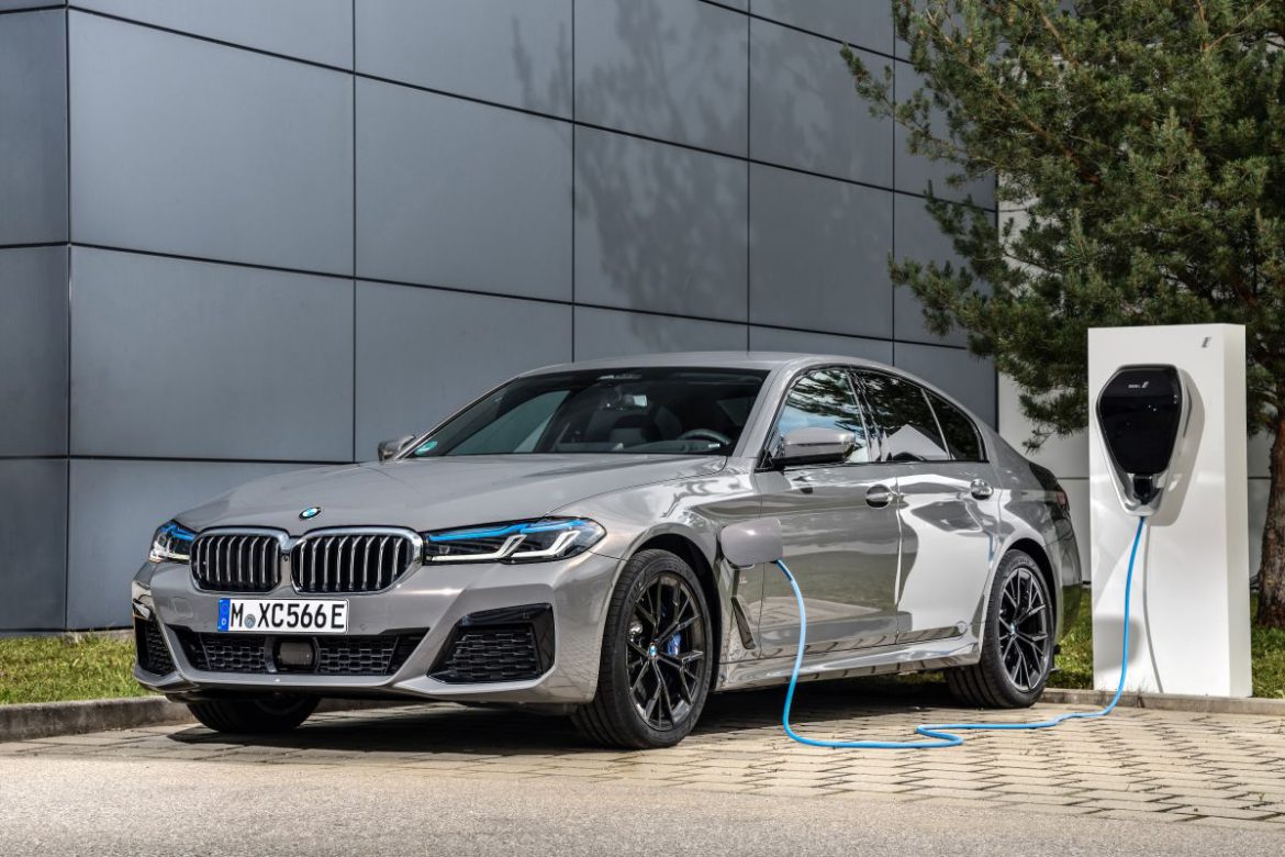 BMW kondigt de 545e xDrive aan. De BMW 545e xDrive zal aan het einde van het jaar bij de dealers staan.