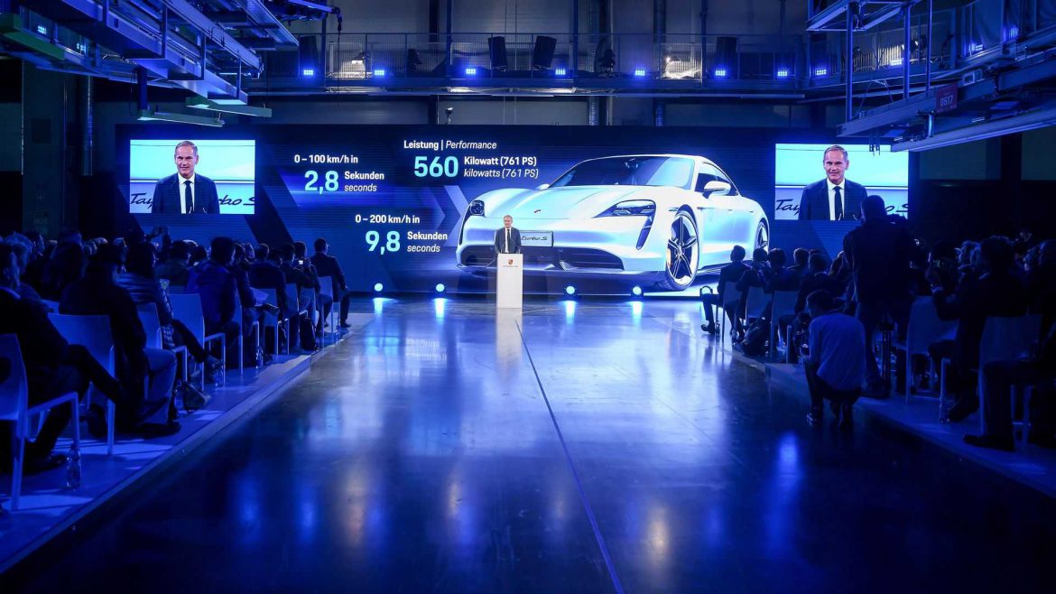 De Porsche Taycan wordt nu in elkaar gezet door medewerkers van Audi.