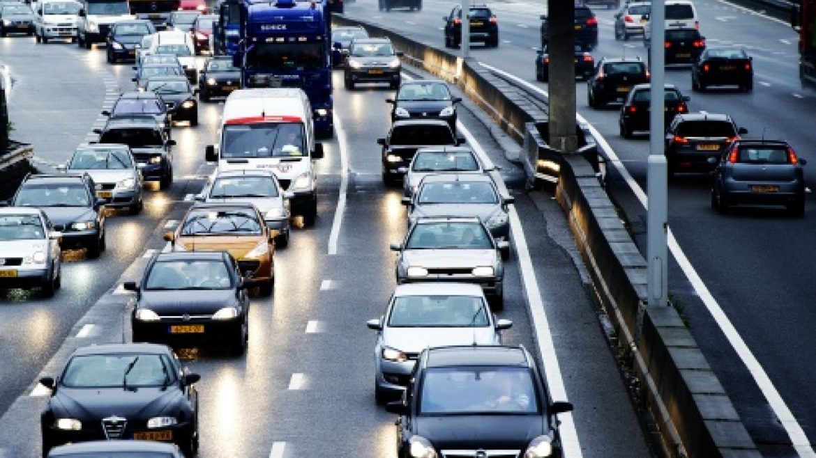 Komt de kilometerheffing op elektrische auto’s nu ook? Als het aan de VVD ligt betalen gebruikers van een elektrische auto ook kilometervergoeding.