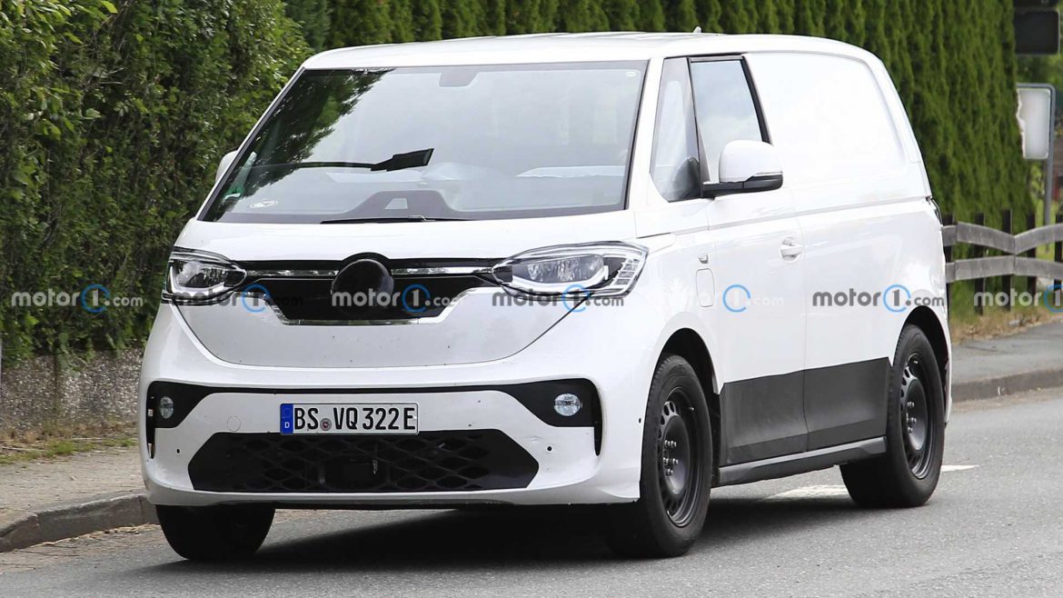 De eerste foto's van een rijdende ID Buzz zijn op het internet verschenen.