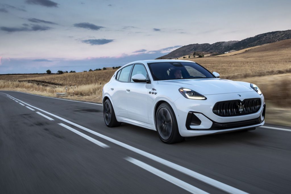 Voorzijde van nieuwe elektrische Maserati SUV, genaamd Grecale Folgore