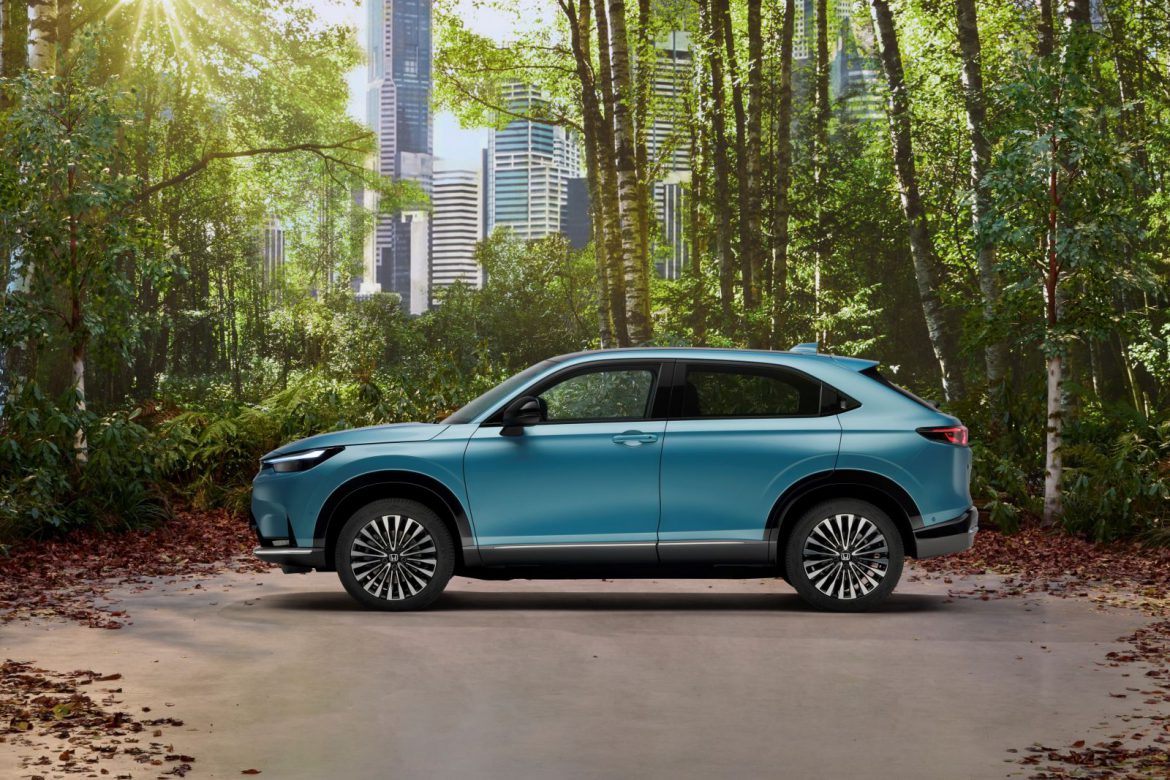 zijaanzicht van de elektrische Honda e:Ny1 SUV