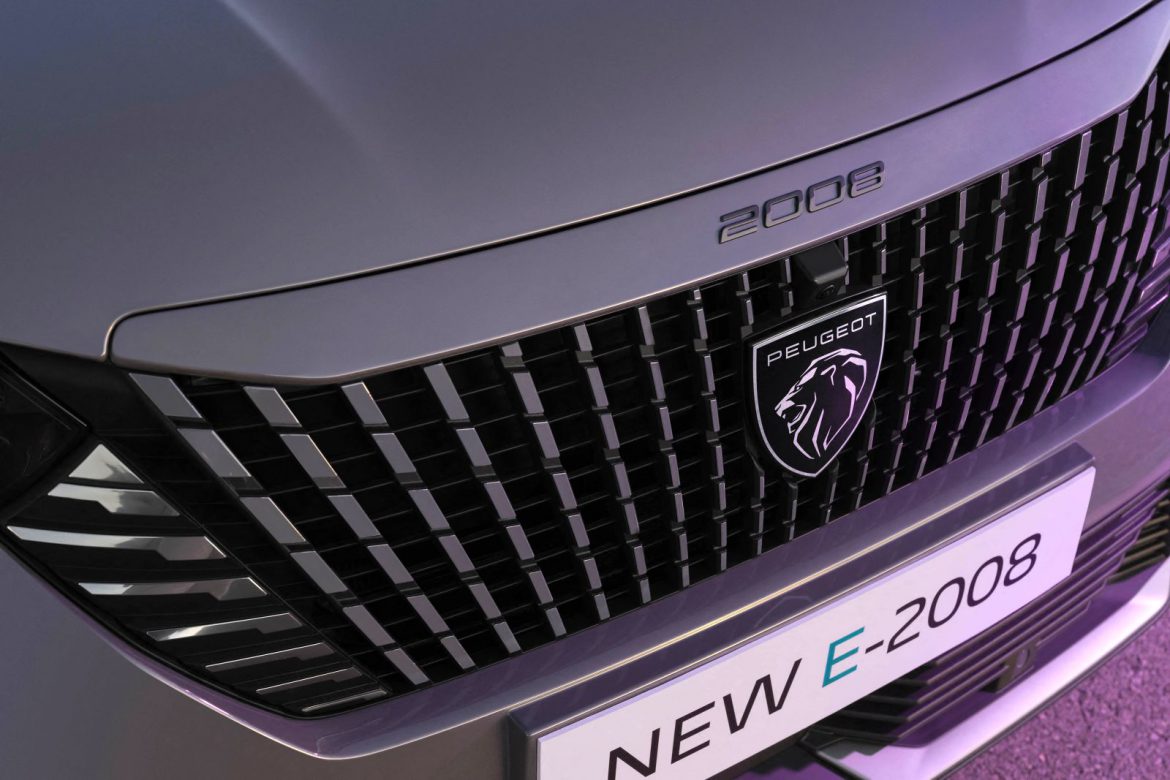 Front van de vernieuwde Peugeot e-2008
