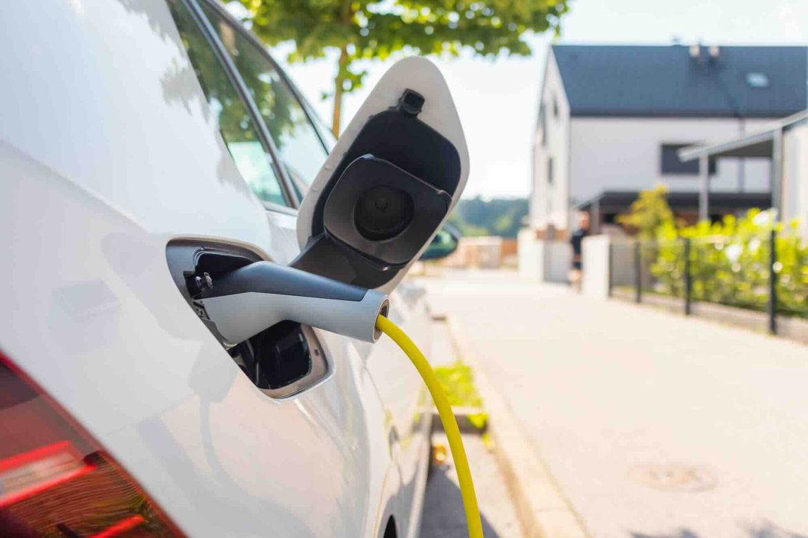 Laadpaal aan huis straat