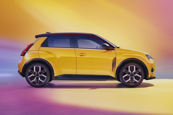 de Renault 5 E-Tech Electric van opzij