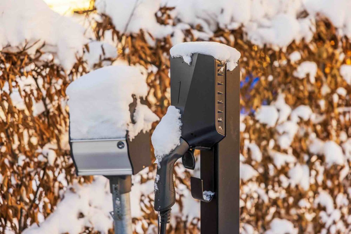 Laadpaal met daarop sneeuw
