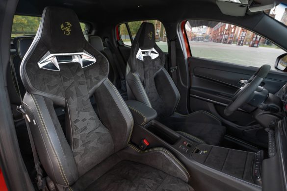 Abarth 600e nu verkrijgbaar als Turismo en Competizione