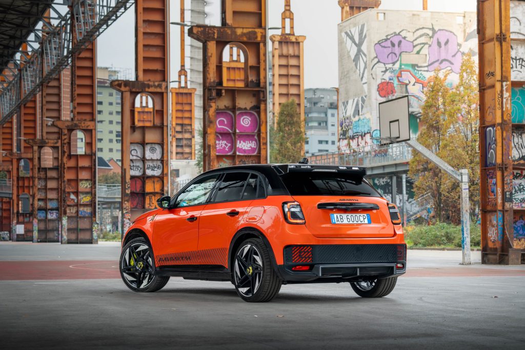 Abarth 600e nu verkrijgbaar als Turismo en Competizione