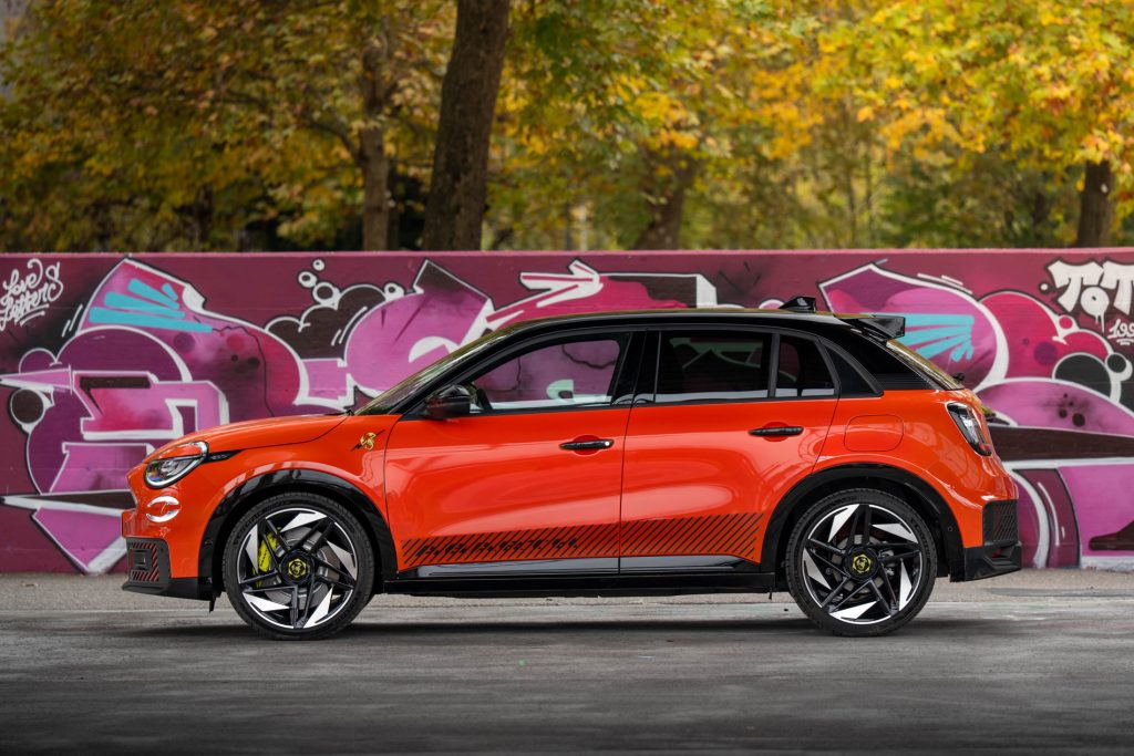 Abarth 600e nu verkrijgbaar als Turismo en Competizione