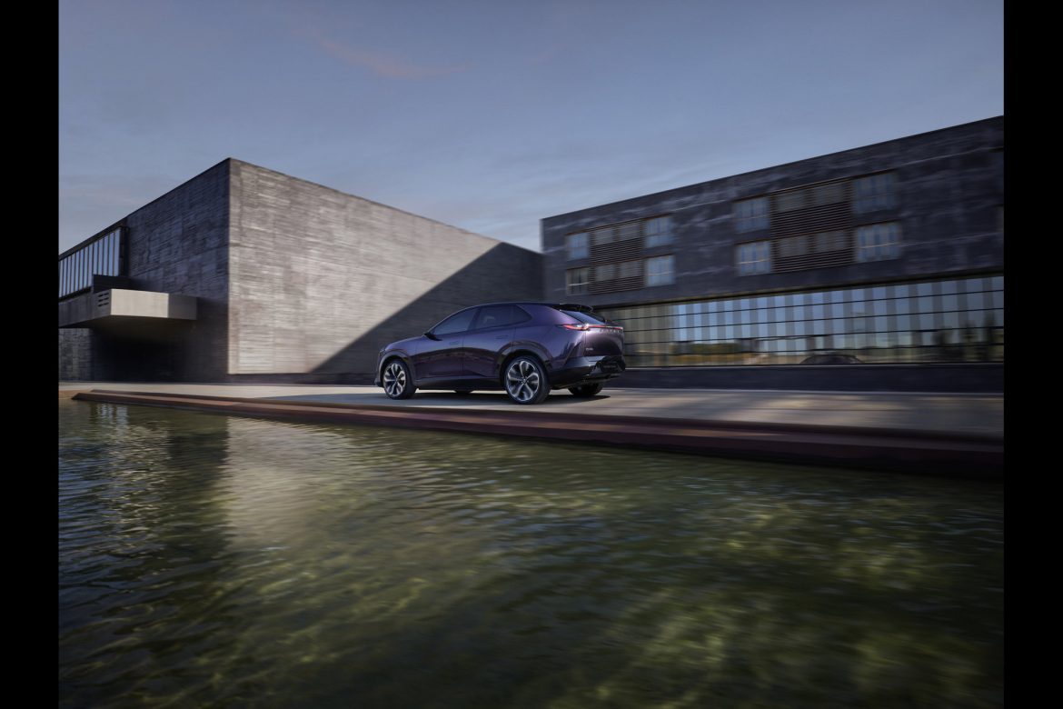 Mazda CX-6e prijs in Nederland: vanaf € 45.990 rijklaar. Drie uitvoeringen, fiscale waarde vanaf € 44.700, tot 195 kW snelladen. Levering zomer 2026.