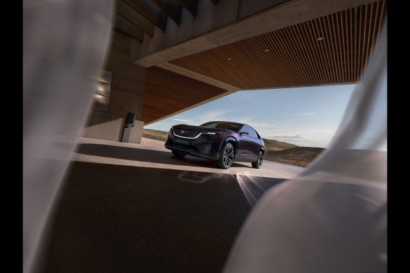 Mazda CX-6e prijs in Nederland: vanaf € 45.990 rijklaar. Drie uitvoeringen, fiscale waarde vanaf € 44.700, tot 195 kW snelladen. Levering zomer 2026.