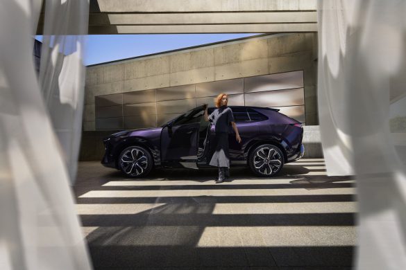 Mazda CX-6e prijs in Nederland: vanaf € 45.990 rijklaar. Drie uitvoeringen, fiscale waarde vanaf € 44.700, tot 195 kW snelladen. Levering zomer 2026.