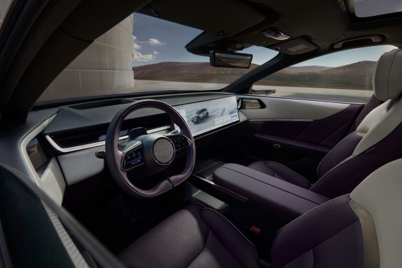 Mazda CX-6e prijs in Nederland: vanaf € 45.990 rijklaar. Drie uitvoeringen, fiscale waarde vanaf € 44.700, tot 195 kW snelladen. Levering zomer 2026.