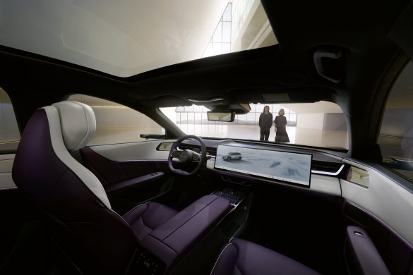 Mazda CX-6e prijs in Nederland: vanaf € 45.990 rijklaar. Drie uitvoeringen, fiscale waarde vanaf € 44.700, tot 195 kW snelladen. Levering zomer 2026.