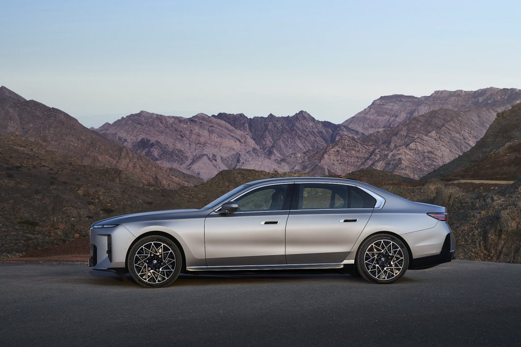 Vernieuwd BMW i7 (2026) krijgt Nederlandse prijzen vanaf €127.971, met drie elektrische uitvoeringen en snelladen tot 250 kW.