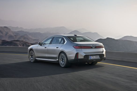 bmw-i7-3 Vernieuwd BMW i7 (2026) krijgt Nederlandse prijzen vanaf €127.971, met drie elektrische uitvoeringen en snelladen tot 250 kW.