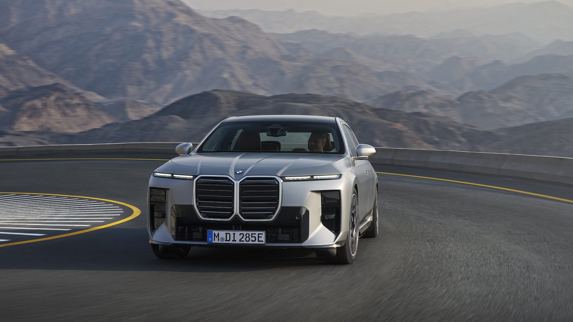 Vernieuwd BMW i7 (2026) krijgt Nederlandse prijzen vanaf €127.971, met drie elektrische uitvoeringen en snelladen tot 250 kW.