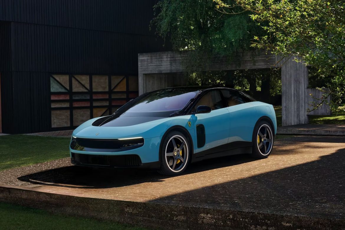 De elektrische Ferrari Luce is onthuld. Ferrari’s eerste EV krijgt vier motoren, 122 kWh accu, tot 350 kW snelladen en circa 530 km actieradius.