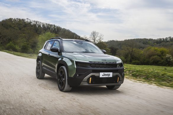 jeep-avenger-85-anniversary-1 Jeep Avenger Full Electric is vernieuwd en kost vanaf € 34.995. De elektrische B-SUV haalt tot 400 km WLTP.