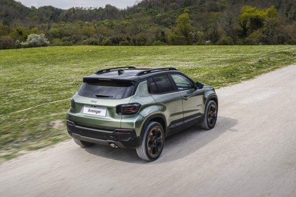 jeep-avenger-85-anniversary-2 Jeep Avenger Full Electric is vernieuwd en kost vanaf € 34.995. De elektrische B-SUV haalt tot 400 km WLTP.