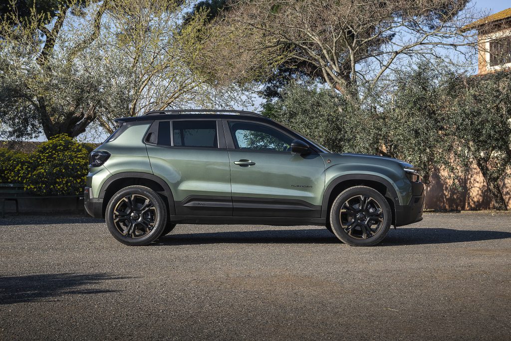 Jeep Avenger Full Electric is vernieuwd en kost vanaf € 34.995. De elektrische B-SUV haalt tot 400 km WLTP.