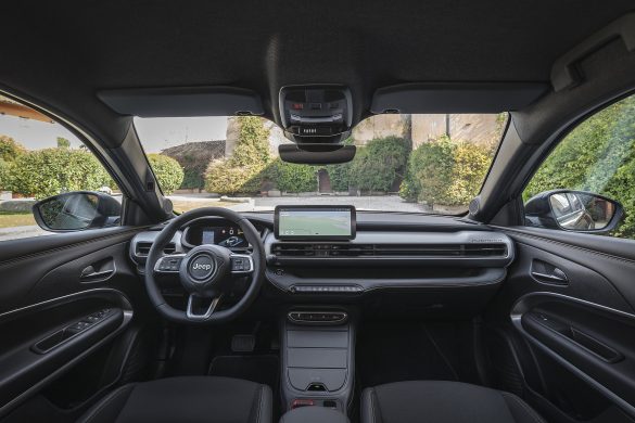 jeep-avenger-85-anniversary-4 Jeep Avenger Full Electric is vernieuwd en kost vanaf € 34.995. De elektrische B-SUV haalt tot 400 km WLTP.
