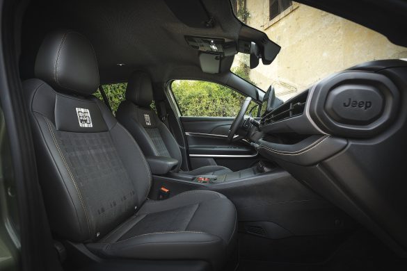 jeep-avenger-85-anniversary-5 Jeep Avenger Full Electric is vernieuwd en kost vanaf € 34.995. De elektrische B-SUV haalt tot 400 km WLTP.