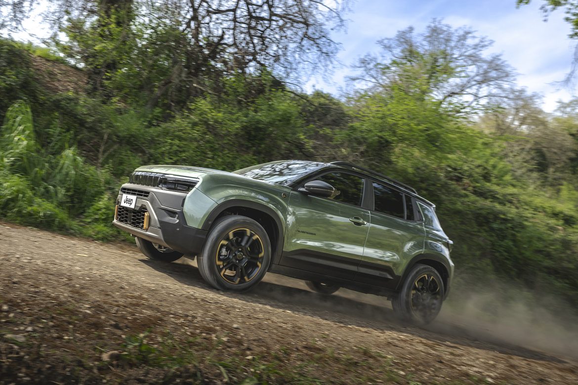 Jeep Avenger Full Electric is vernieuwd en kost vanaf € 34.995. De elektrische B-SUV haalt tot 400 km WLTP.