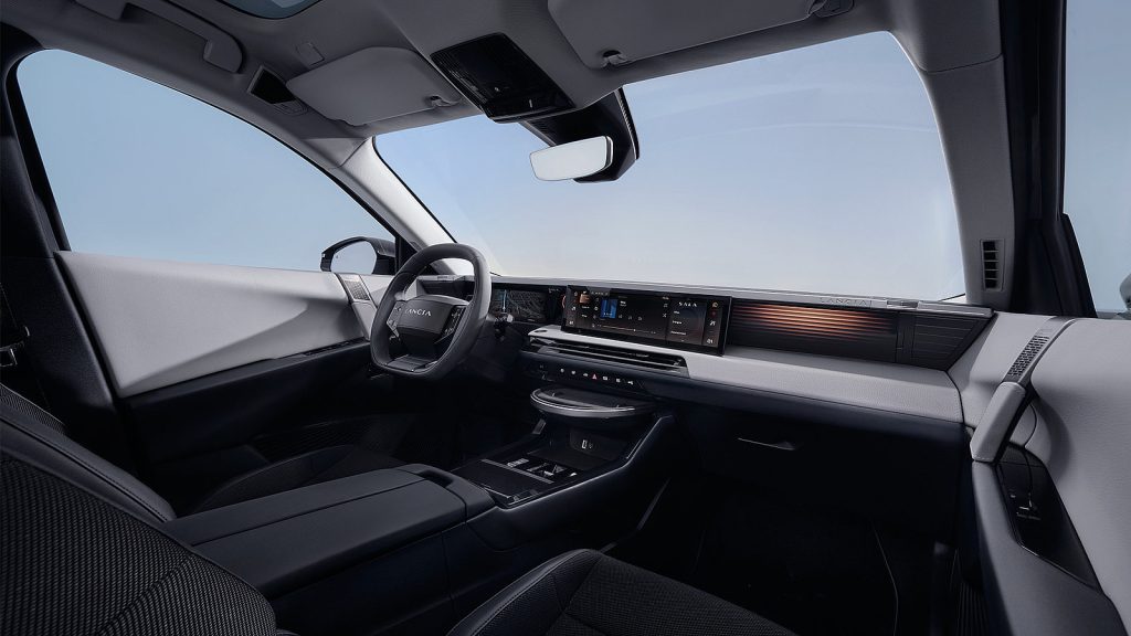 Lancia Gamma komt eind 2026 naar Nederland. De elektrische cross-over-fastback krijgt tot 740 km WLTP en 375 pk met AWD.