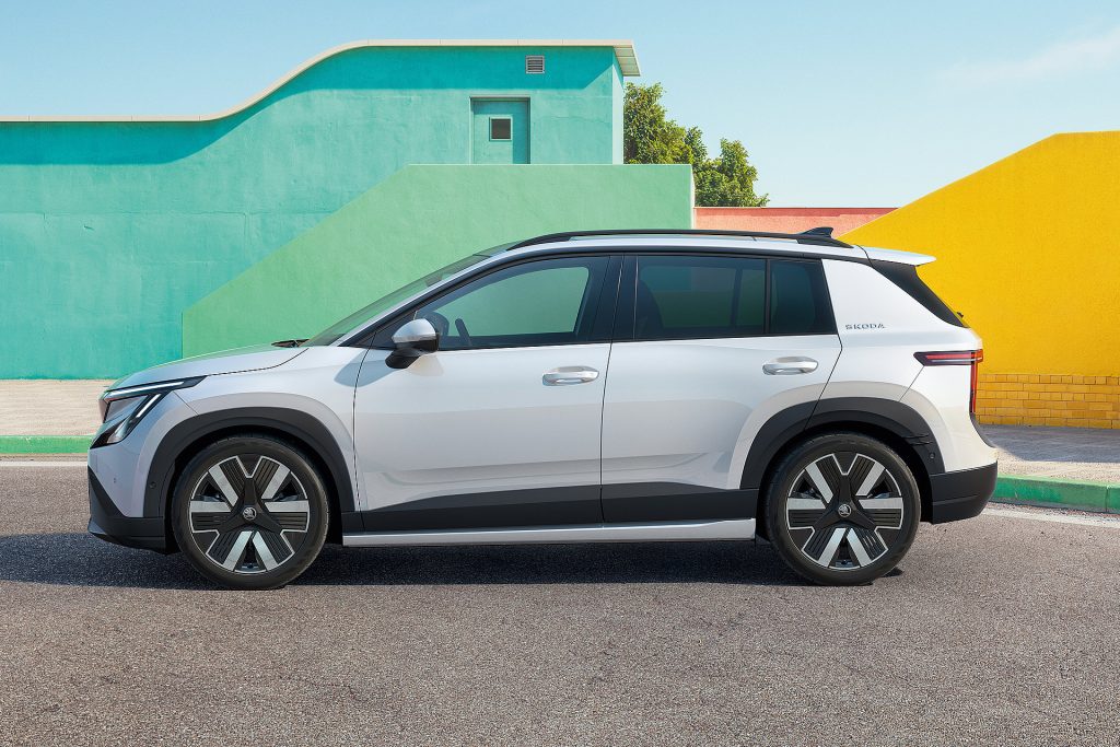 De Škoda Epiq is in Nederland te bestellen vanaf € 26.990. De compacte elektrische SUV komt onder de Elroq en wordt medio september 2026 geleverd.