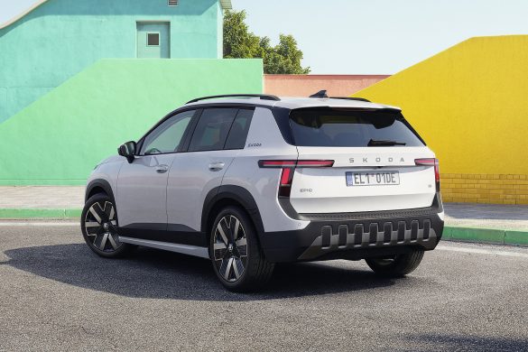 De Škoda Epiq is in Nederland te bestellen vanaf € 26.990. De compacte elektrische SUV komt onder de Elroq en wordt medio september 2026 geleverd.