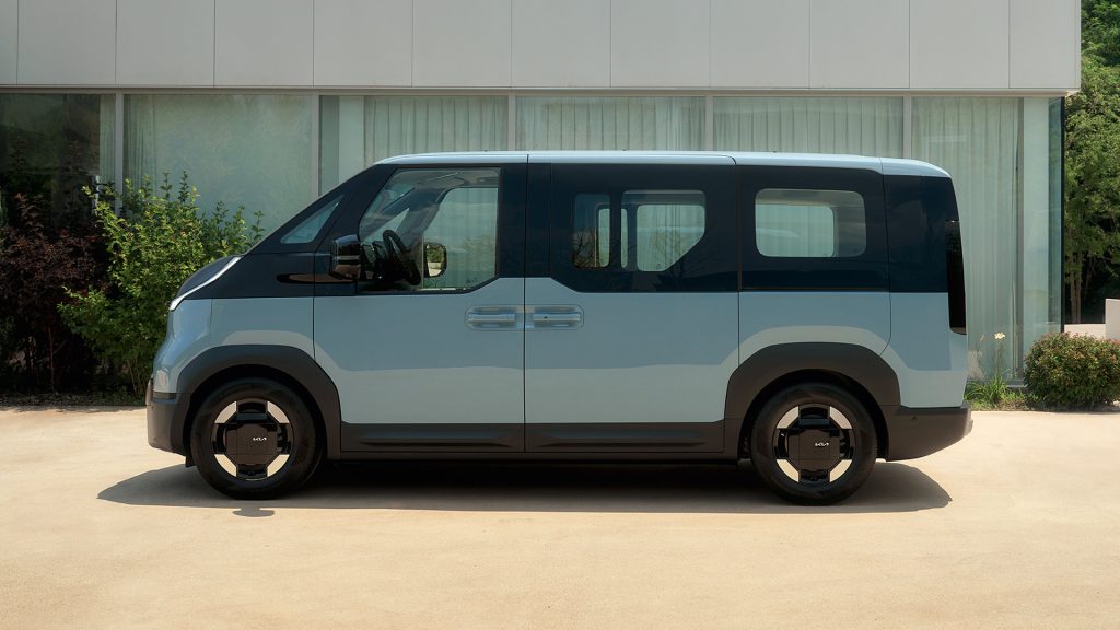 De Kia PV5 Passenger krijgt een zevenzits uitvoering met ruim 390 km verwachte WLTP-actieradius en levering vanaf oktober 2026.