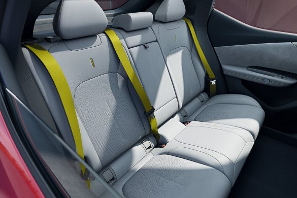 lynk-co-02-2027-6 De Lynk & Co 02 krijgt voor modeljaar 2027 nieuw infotainment, ander interieur en behoudt de bekende techniek.