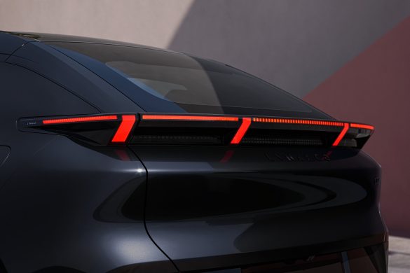 lynk-co-02-2027-7 De Lynk & Co 02 krijgt voor modeljaar 2027 nieuw infotainment, ander interieur en behoudt de bekende techniek.