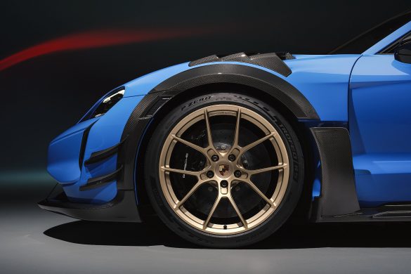 Porsche Taycan 2027 krijgt E-Shift en tot 700 km WLTP. Die actieradius geldt alleen met Performance Battery Plus en speciale banden.