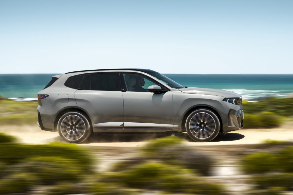 BMW iX5: elektrische SUV met grote accu, snelle laadtijden en vanafprijs van €105.673 in Nederland.