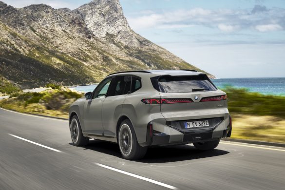 BMW iX5: elektrische SUV met grote accu, snelle laadtijden en vanafprijs van €105.673 in Nederland.