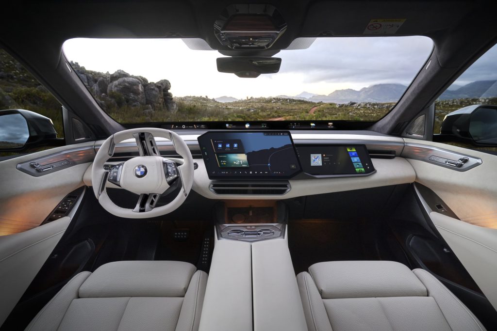 BMW iX5: elektrische SUV met grote accu, snelle laadtijden en vanafprijs van €105.673 in Nederland.