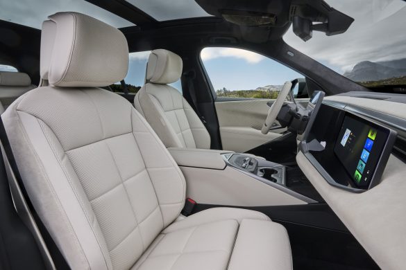 BMW iX5: elektrische SUV met grote accu, snelle laadtijden en vanafprijs van €105.673 in Nederland.