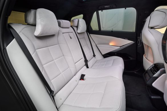 BMW iX5: elektrische SUV met grote accu, snelle laadtijden en vanafprijs van €105.673 in Nederland.